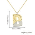 Zweifarbiger B-Buchstabenanhänger in Gold und Silber mit Größen- und Gewichtsangaben - Zweifarbig B