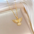 Collana in acciaio al titanio dorato con ciondolo a forma di fenice e cristalli lucenti - Ali di Fenice / Oro