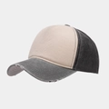 Dettaglio della visiera consumata su un cappello da baseball bicolore in cotone lavato vintage - Grigio