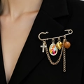 Spilla vintage dorata con croce e ciondoli a cuore su un risvolto nero - Stile Pittura Religiosa (K-926)