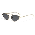 Occhiali da sole cat-eye chic con montatura dorata e lenti grigie vista a 45 gradi - Oro Nero