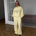 Set sportivo giallo pallido da donna con felpa ricamata a mezza zip e pantaloni larghi casual - S / Giallo