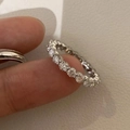Detalle macro de un anillo de plata de ley S925 con circonitas cúbicas brillantes - Talla US 8 / Pavé Completo de Circonitas (Con Piedras)