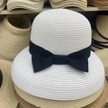 Vista de la textura del sombrero de paja blanco con un gran lazo de cinta de faya negra - Estilo Lazo / Blanco
