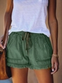 Detail von High-Waist-Jeans-Shorts in Armeegrün mit Kordelzug und Fransensaum - XS / Grün