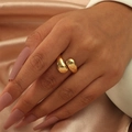 Anello aperto dorato minimalista con estremità a goccia e finitura lucida a specchio - Aperto Regolabile / Oro