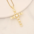 Dettaglio del ciondolo a croce in oro 18K con pietre di zircone trasparente lucide - Bianco