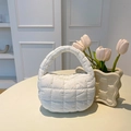 Bolso de mano blanco acolchado estilo nube con textura suave y diseño minimalista - Blanco