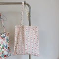 Vista detallada del bolso tote de lona con flores, rayas rojas y etiqueta tejida - Flores a Rayas Rosas