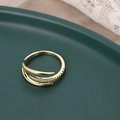 Modischer goldener mehrlagiger Wickelring mit Zirkonia auf einer Keramikplatte - D8301 Stil / Gold