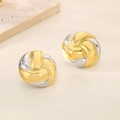 Gros plan de boucles d'oreilles nœuds bicolores or et argent sur lin texturé - Boule Sphérique Or Argent (KE115153-KFC)
