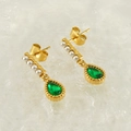 Orecchini dorati con pietre verdi a goccia e piccole perle su uno sfondo strutturato - Placcato Oro 18K / Verde