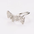 Primer plano del anillo de mariposa plateado con pedrería y detalles de alas caladas - US 6 / Color Acero