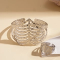 Zilveren opengewerkte manchetarmband en ring set met onregelmatige gehamerde textuur - Armband + Ring Set / Zilver