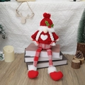 Kerstkabouter met lange benen pluchen pop in rood-wit gebreid pak zittend op boeken - Gevlochten Gnoom Hart Stijl