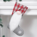 Grauer Weihnachtsstrumpf aus Filz mit Wichtelmotiv, Karo-Manschette und Schneeflocken - Grau