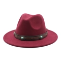 Détail d'un chapeau fedora bordeaux avec ruban en cuir marron et ornements turquoise - Bordeaux