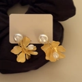 Pendientes de flores con pétalos dorados mates y perlas blancas en tarjeta - Pin de Plata - Estilo Perla de Flor Dorada