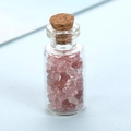 Mini-Glückswunschflasche gefüllt mit rosa Kristallsteinen und Naturkorken-Verschluss - Erdbeerquarz