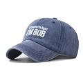 Detalle de gorra de béisbol de algodón azul marino lavado con impresión tipográfica blanca - Ajustable / Azul marino