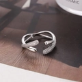 Luxuriöser silberner Wellenring mit Zirkonia-Pavee auf Holz für Damen - Welle Open Stil / Silber