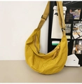 Sac bandoulière en nylon jaune de style japonais dans un décor esthétique épuré - Jaune