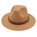 Dettaglio di cappello fedora in lana cammello con fascia intrecciata e strass - Cammello
