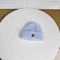 Primer plano del gorro de punto azul claro con bordado de letra N y textura suave - 3-8 Años / Azul claro