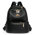 Zaino nero in pelle PU con cerniera dorata e logo a canguro su sfondo bianco neutro - Taglia unica / Nero
