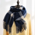 Écharpe à carreaux bleus et beige avec franges drapée sur un mannequin féminin - Bleu Foncé