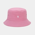 Détail d'un chapeau bob rose en coton avec broderie lettre N blanche et œillets - Rose Sakura