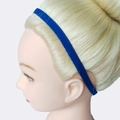 Blaues rutschfestes Silikon Sport Stirnband für Yoga und Laufen am Modellkopf - Königsblau