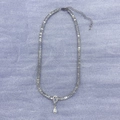 Silbernes Kristall-Choker mit Zirkonia-Steinen und einem weißen Perlenanhänger - Silber