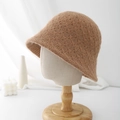 Primer plano de sombrero bucket de punto a cuadros color caramelo con textura - Ajustable / Caqui