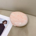 Vista dall'alto della pochette ovale con motivo marmo rosa su pelle beige morbida - Rosa