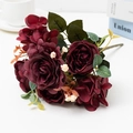 Nahaufnahme künstlicher burgunderroter Rosen und Hortensien mit Seidentextur - Burgunderrot