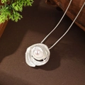 Dettaglio della collana rosa argento con perla bianca su catena a serpente e legno - Ciondolo Perla Rosa Bianca - Argento