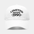 Gros plan sur la broderie noire 'LIMITED EDITION 1990' sur une casquette en coton blanc - Réglable / 1990 Blanc