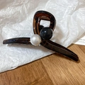 Pince à cheveux Maillard en acrylique écaillé avec détails de perles noires et blanches - Style décor double perle noir et blanc