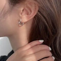 Minimalistische S925 Sterling Silber Herz-Creolen, getragen von einem Modell in Seitenansicht - Silber
