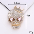 Détail du pendentif crâne doré avec cœur rose et perles montrant les dimensions - Crâne à Couronne Or (D2139)
