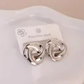 Poliertes Silber Edelstahl Knoten Ohrstecker auf weißer Blumen-Displaykarte - Silber Spiralform (39)