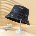Cappello a secchiello unisex in denim nero lavato con ricamo squalo bianco estivo - M (56-58cm) / Nero
