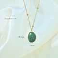 Dettaglio della collana placcata oro 14K con ciondolo in pietra verde e dimensioni - Giada Africana