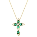 Dettaglio del ciondolo a croce placcato oro con cristalli verdi a goccia e tondi - Collana in Zircone Verde Dorato