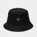 Dettaglio del ricamo a faccina bianca sulla corona di un cappello pescatore nero - M (56-58cm) / Nero