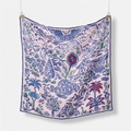 Detail van roze zijden sjaal met bloemenillustratie en Isola Di Primavera tekstopdruk - Paars Roze