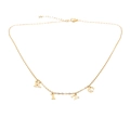 Collier en acier inoxydable doré avec pendentif lettres KING sur un fond blanc pur - Or KING