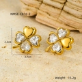 Vue détaillée des boucles d'oreilles trèfle avec zircons en cœur et dimensions - Puces Cœur Floral Ajouré (NMSE-C816-2) / Or