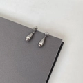 Pendientes de gota de lava plateados minimalistas con textura pulida e irregular - Gota de Agua Minimalista / Oro Blanco